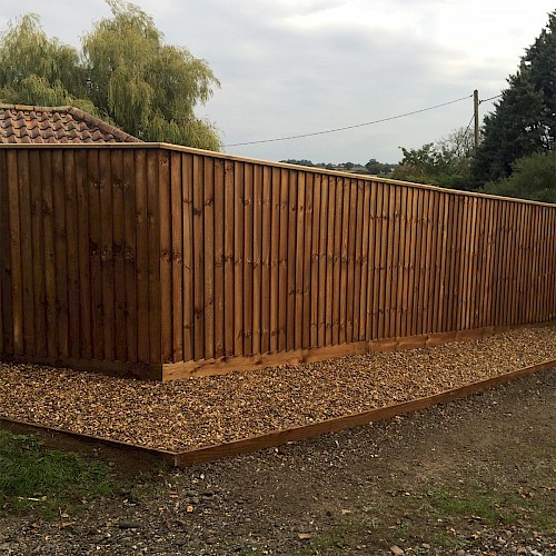 Closeboard fencing with shingled boarder